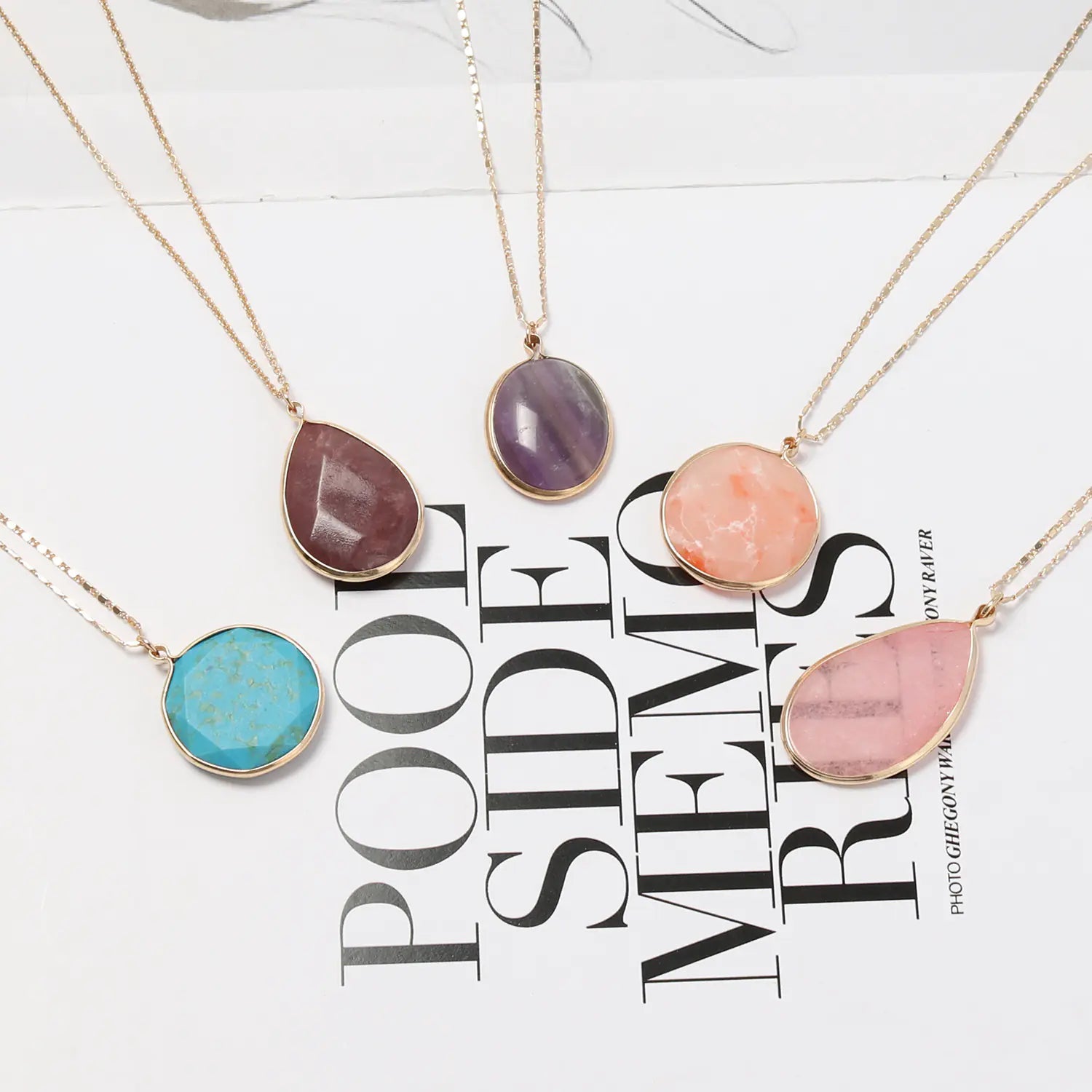 Stylish Short Necklace with Natural Stone Edging