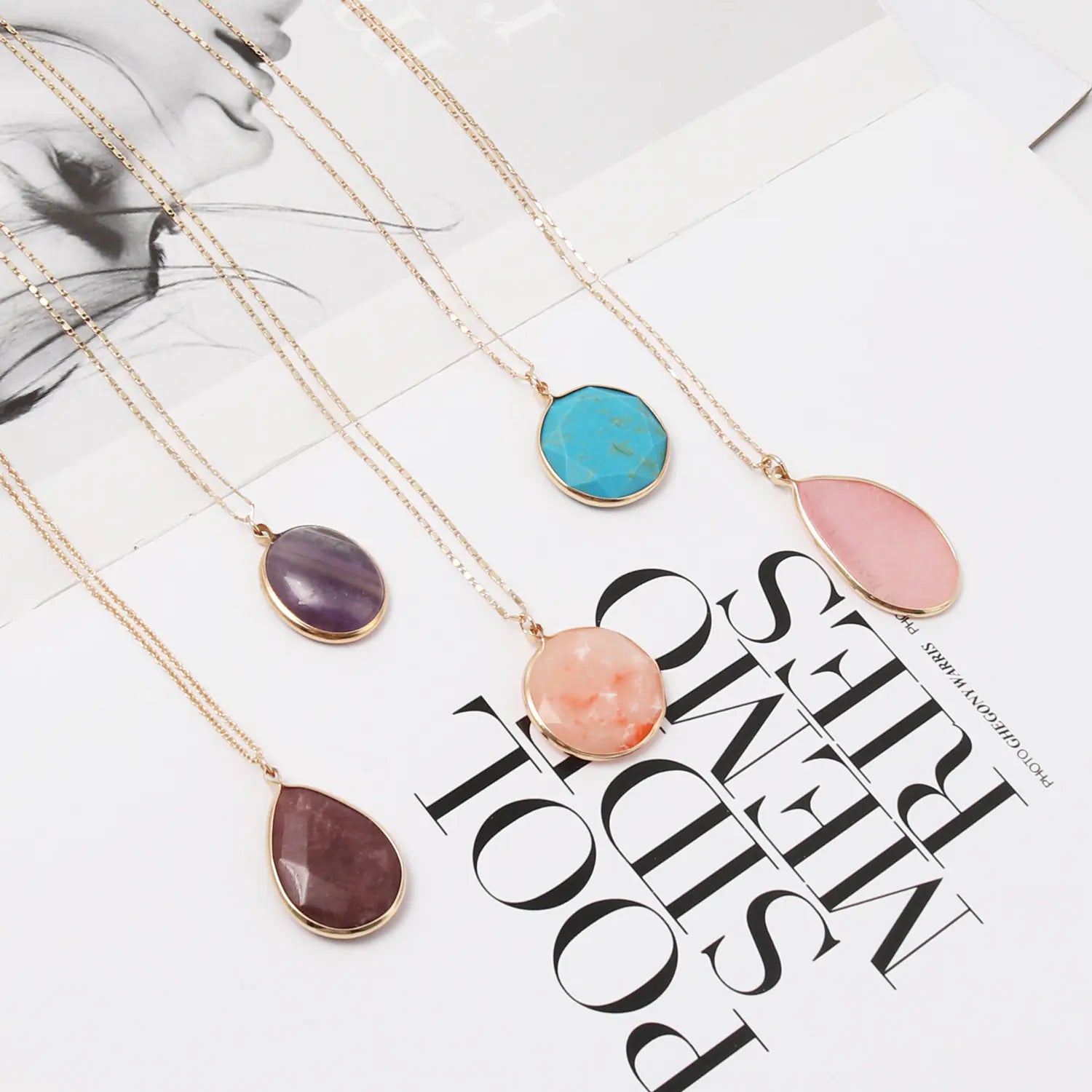 Stylish Short Necklace with Natural Stone Edging
